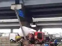 Truk Tangki Gas Mengalami Kecelakaan di Cikunir, Sempat Berbelok-Belok di Jalan